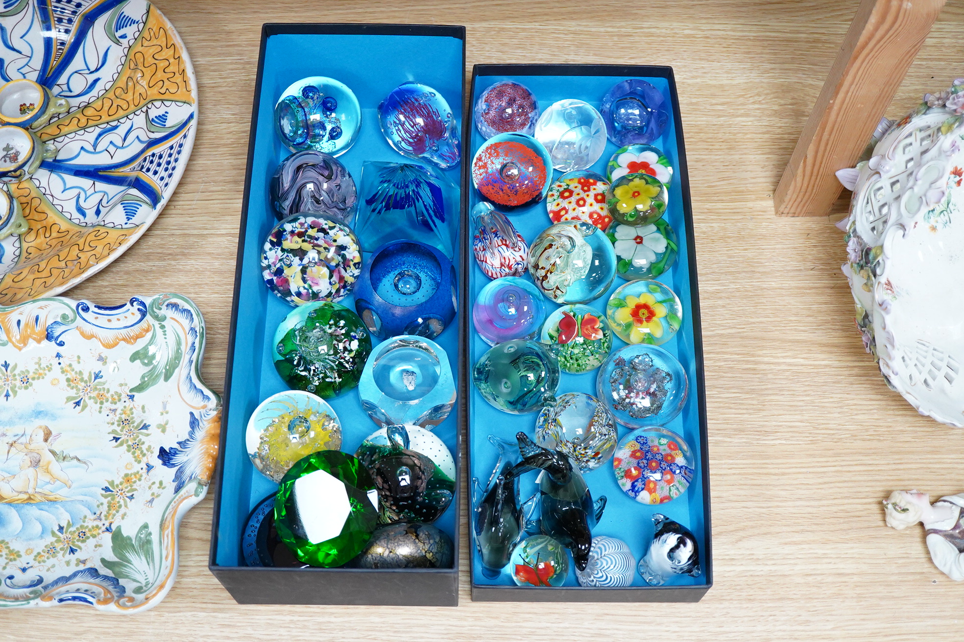 A large collection of 20th century glass paperweights (35)